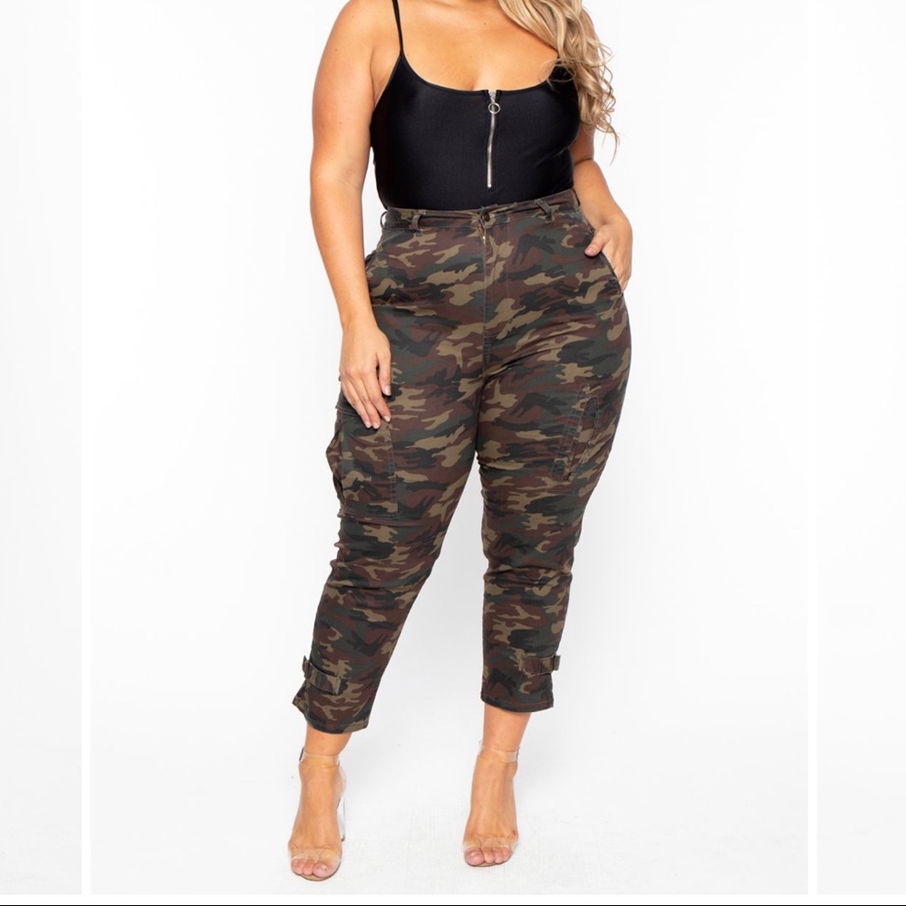 Camo Cargo Pants 🤍